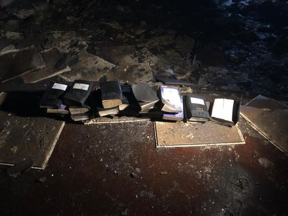 Mai multe Biblii și cruci de lemn au scăpat neatinse dintr-un incendiu izbucnit la o biserică