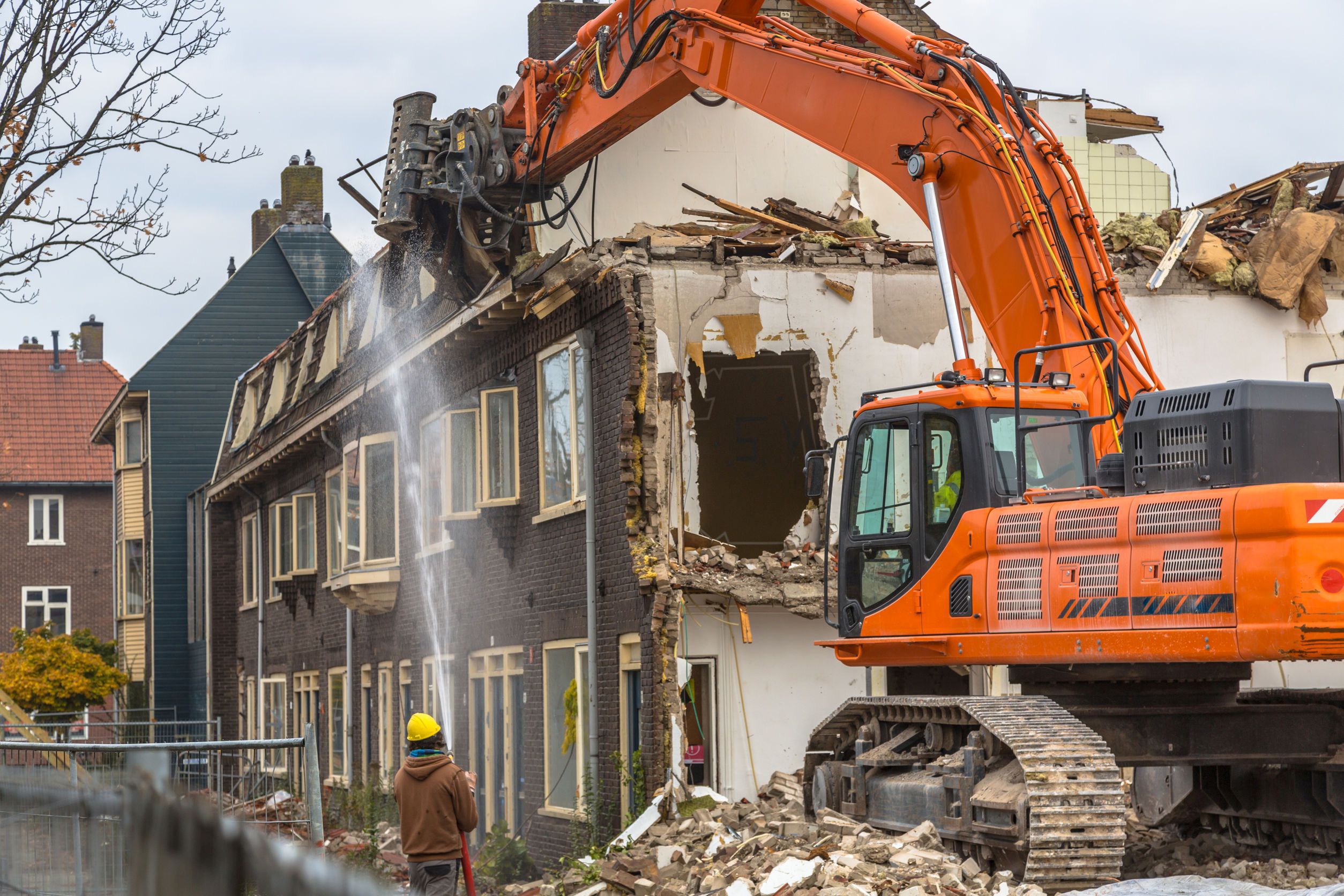 Cel mai ”ghinionist” magnat: Nici nu a terminat bine să-și construiască castelul de 48 mil. dolari pe Riviera franceză, că este obligat să intre cu BULDOZERELE să-l dărâme