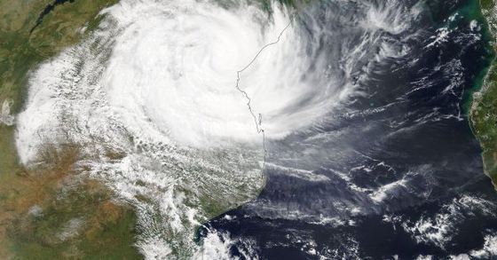 O “bombă meteo” a făcut ravagii în SUA: Poduri și autostrăzi distruse, mașini luate de viituri