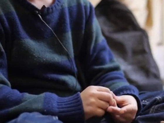 Bătut crunt. Un preot i-ar fi rupt urechea unui elev și l-ar fi dat cu capul de perete la ora de religie. Reacția școlii