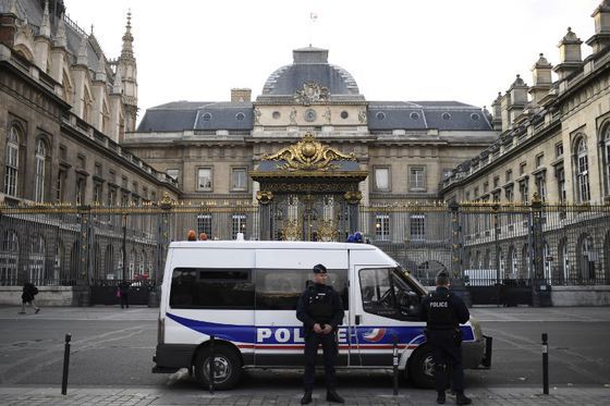 Violențe împotriva romilor români și bulgari la Paris: Francezii, panicați că „un bărbat într-o dubiță albă” le răpește copii pentru a le fura organele