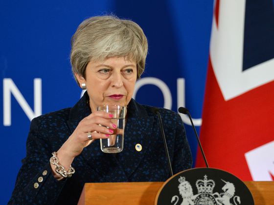 Theresa May ar putea să anunțe miercuri data la care va demisiona din fruntea Guvernului britanic