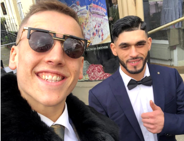 Milionarul englez care a angajat un român ca să-i fie "sclav": "Este suportul meu de țigări si haină, îmi aduce bere"