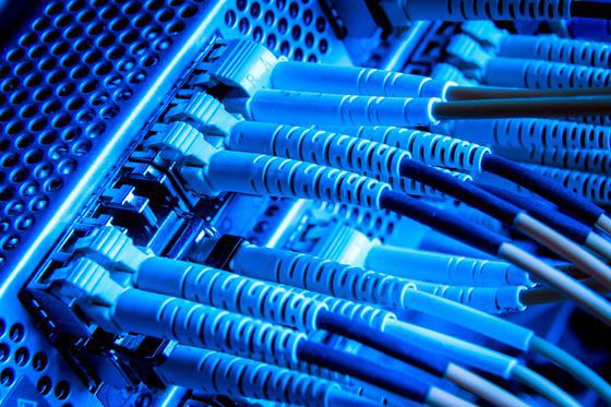 Furnizorii de internet RECLAMĂ că Primăria sector 4 demontează rețelele aeriene de pe unele străzi