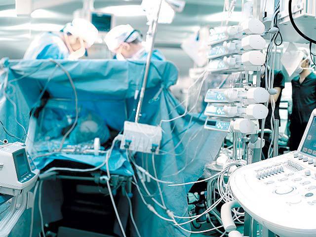Ministerul Sănătății vrea să legifereze practica ilegală a jucătorilor privați de a lua bani și de la Casă, și de la pacienți pentru operații chirurgicale