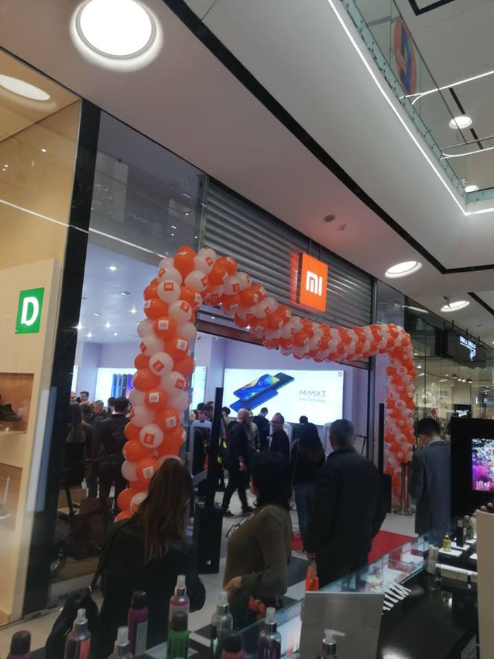 Chinezii de la Xiaomi vor o felie din piața din România. Compania Black Tech a deschis în incinta Mega Mall din București primul magazin „Mi Store”, prin care vinde produsele celui de-al patru