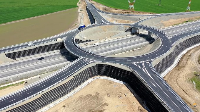 Unde se află singurul giratoriu suspendat de pe o autostradă din România - VIDEO