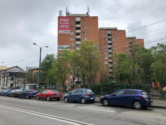 Mesajul unui afiș pus de USR pe un bloc din Timișoara: „PSD te vrea sărac și dependent de partid” | FOTO