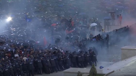 Peisaj de bătălie: Proteste violente în Albania față de regimul prim-ministrului Edi Rama
