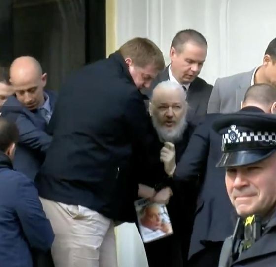 BREAKING Julian Assange, fondatorul WikiLeaks, arestat în Londra. Primele IMAGINI