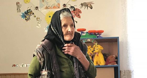 Bunica de 83 de ani, care lucra la o grădiniță din Gorj, a fost concediată. Reacție de indignare din partea comunității