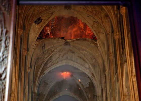 Primele IMAGINI din interiorul Catedralei Notre-Dame după incendiul devastator: Altarul și crucea, neatinse de flăcări | FOTO