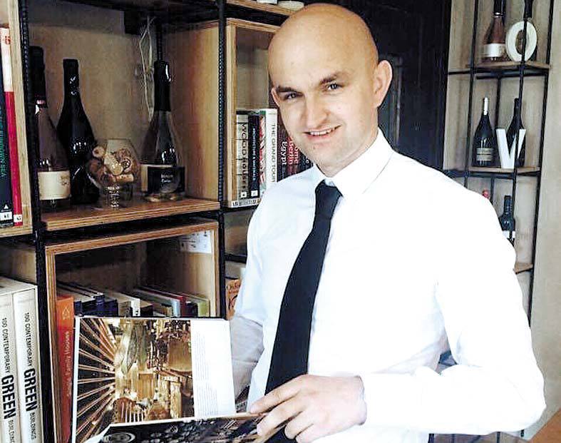 Doi antreprenori din Cluj au investit 190.000 de euro într-o cafenea-bibliotecă: spun că au vrut să facă un loc ca „acasă”