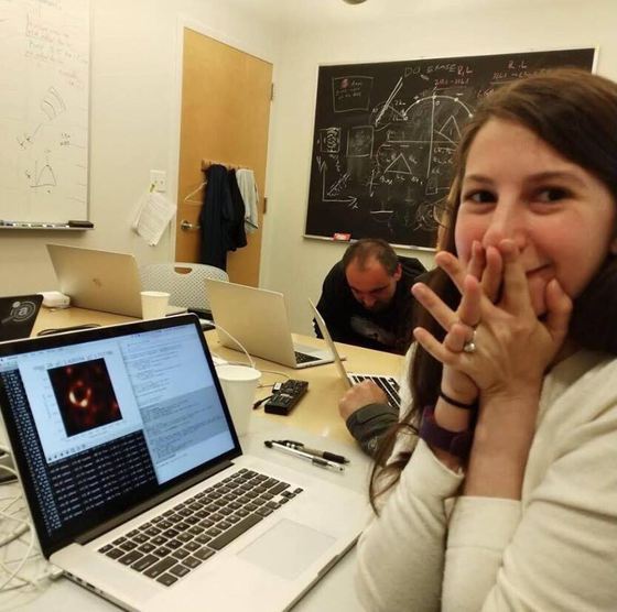 Femeia din spatele unui MOMENT ISTORIC. Katie Bauman, studenta care a creat algoritmul pentru realizarea primei IMAGINI cu gaura neagră