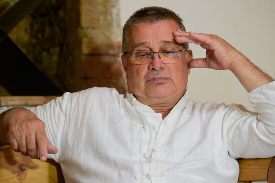 EDITORIAL Mircea Dinescu: În sfîrșit, Iohannis a înfiat un copil: copilul din flori al Ciumei Roșii