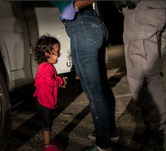 Imaginea unei fetițe migrante plângând la granița dintre SUA și Mexic, desemnată fotografia anului la World Press Photo 2019