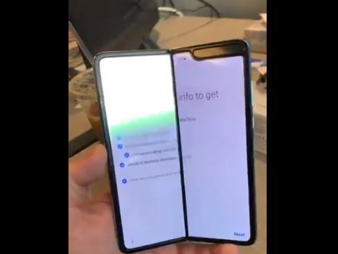Noile telefoane pliabile Samsung Galaxy Fold, criticate după ce ecranele cedează în urma utilizării normale