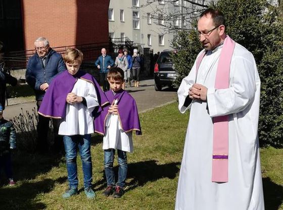 Cărțile din seria „Harry Potter”, arse în public de un grup de preoți polonezi, alarmați de magie | FOTO