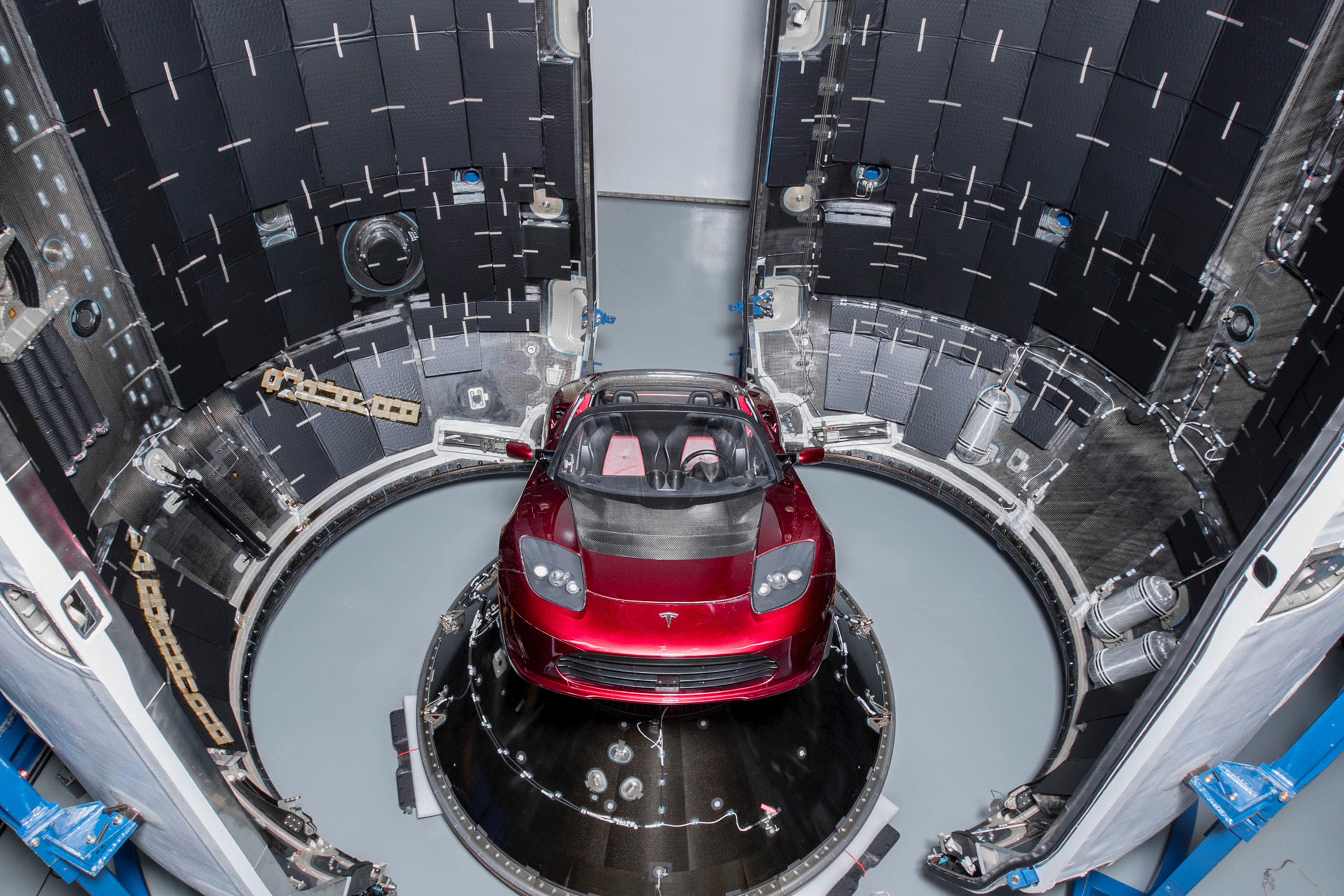 Elon Musk a trimis o Tesla Roadster de 100.000 de dolari în spațiu acum un an. Acum a călătorit deja mai mult decât orice altă mașină din istorie și se îndreaptă spre Venus