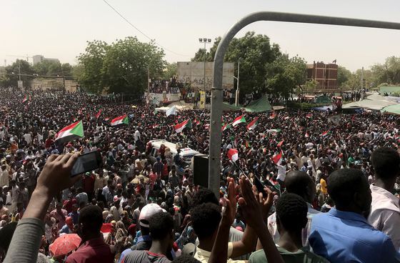 Constituție suspendată, granițe închise. Cât ar putea dura tranziția din Sudan/ Armata a preluat controlul țării
