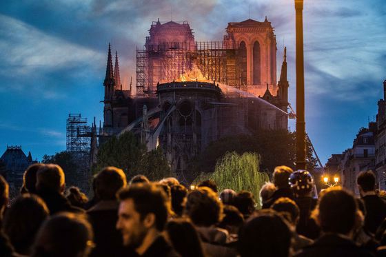 Cum profită românii de pe urma dezastrului petrecut la catedrala Notre-Dame