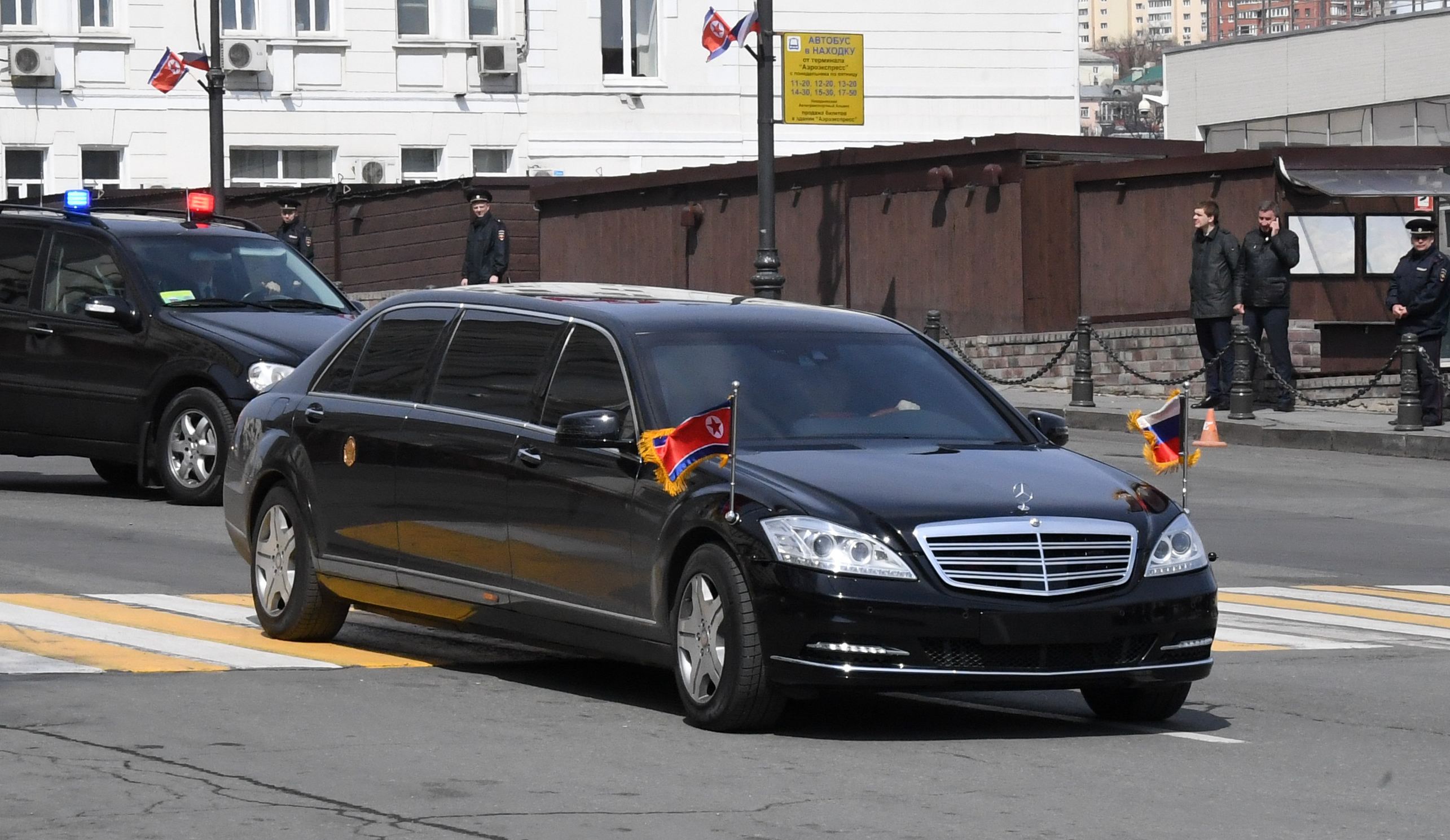 Producătorul Daimler a anunțat că nu are nicio idee despre cum au ajuns limuzinele lor blindate marca Mercedes la liderul nord-coreean Kim Jong Un
