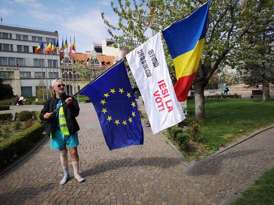 „Ieși și votează ca fii tăi să vină acasă”. Maraton de 500 de kilometri: Un pensionar din Cluj a mărșăluit pe jos până la București