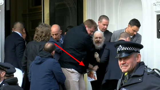MESAJUL ascuns pe care Julian Assange l-a transmis în timp ce era scos cu forța din Ambasada Ecuadorului | FOTO