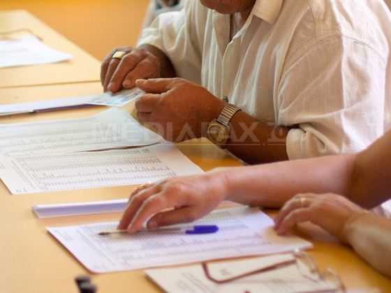 Cel mai mare scrutin din lume organizat într-o singură zi provoacă victime: Peste 270 de membri ai secțiilor de votare au murit, iar alți aproape 2.000 s-au îmbolnăvit din cauza epuizării