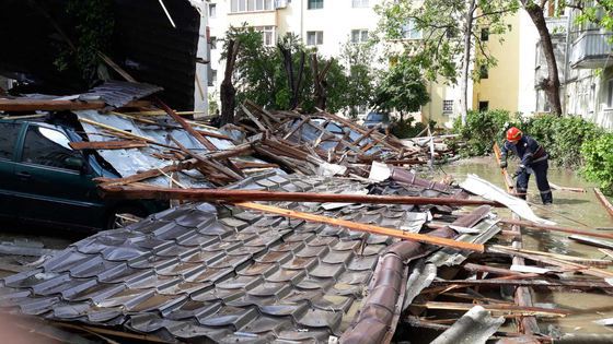 Vijelii și ploi PUTERNICE în țară. Imagini din Dâmbovia cu grindina de câteva minute/ O FURTUNĂ a făcut ravagii la Timișoara: Acoperiș doborât de vânt