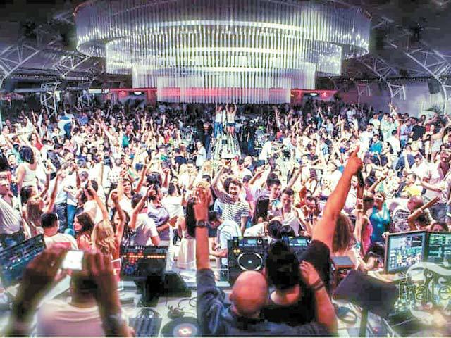„Să vedem cât mai rezistă Mamaia ca destinație pentru turiști de cluburi“. Vin doar bucureșteni care petrec toată noaptea, dar numai în weekend