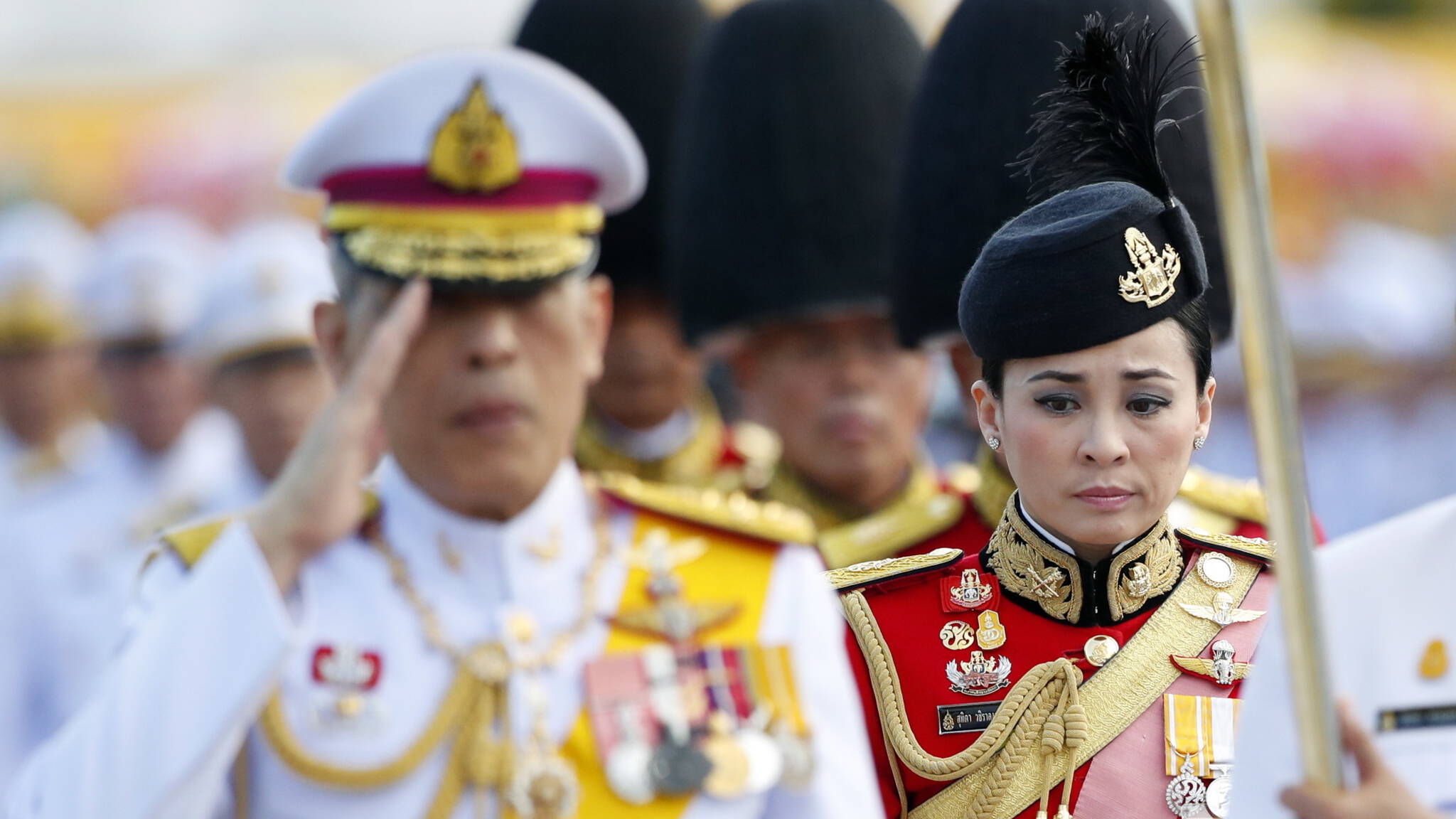 Drumul incredibil al unei tinere: de la stewardesă la general în armată, gardă personală a regelui și în cele din urmă regina Thailandei