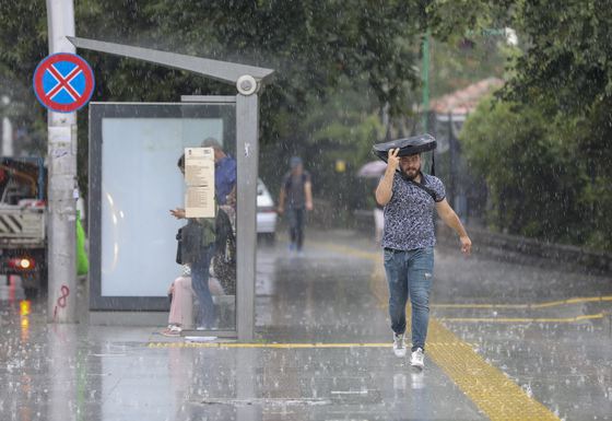 ANM: Cod GALBEN de ploi torențiale, grindină și vijelii, pentru 13 județe din țară