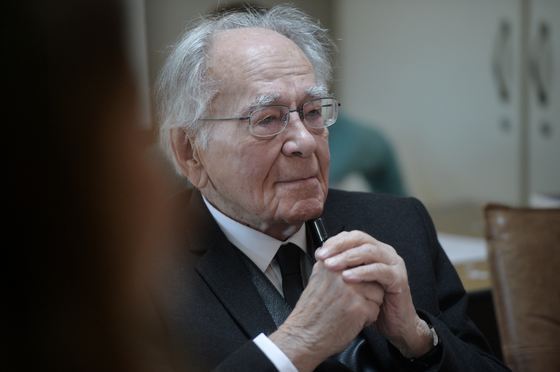 Filosoful Mihai Șora, mesaj către Tarom: Roboțelul nu-mi îngăduie să scriu 1916 la anul nașterii. Nu vrea mai jos de 1919