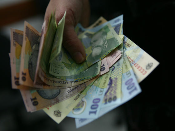 Primarul unei comune, acuzat că a luat mită de peste 100 de ori, pus sub control judiciar
