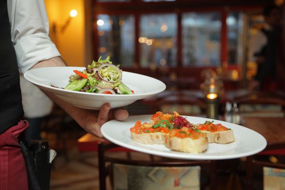 Gestul emoționant făcut de un ospătar, după ce o femeie a uitat un cec de jumătate de milion de dolari pe o masă din restaurant