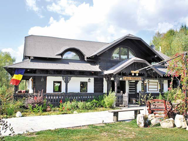 Doina și Ciprian Savin din Câmpulung Moldovenesc fac afaceri de 200.000 de euro cu un complex tip pensiune-muzeu în Bucovina