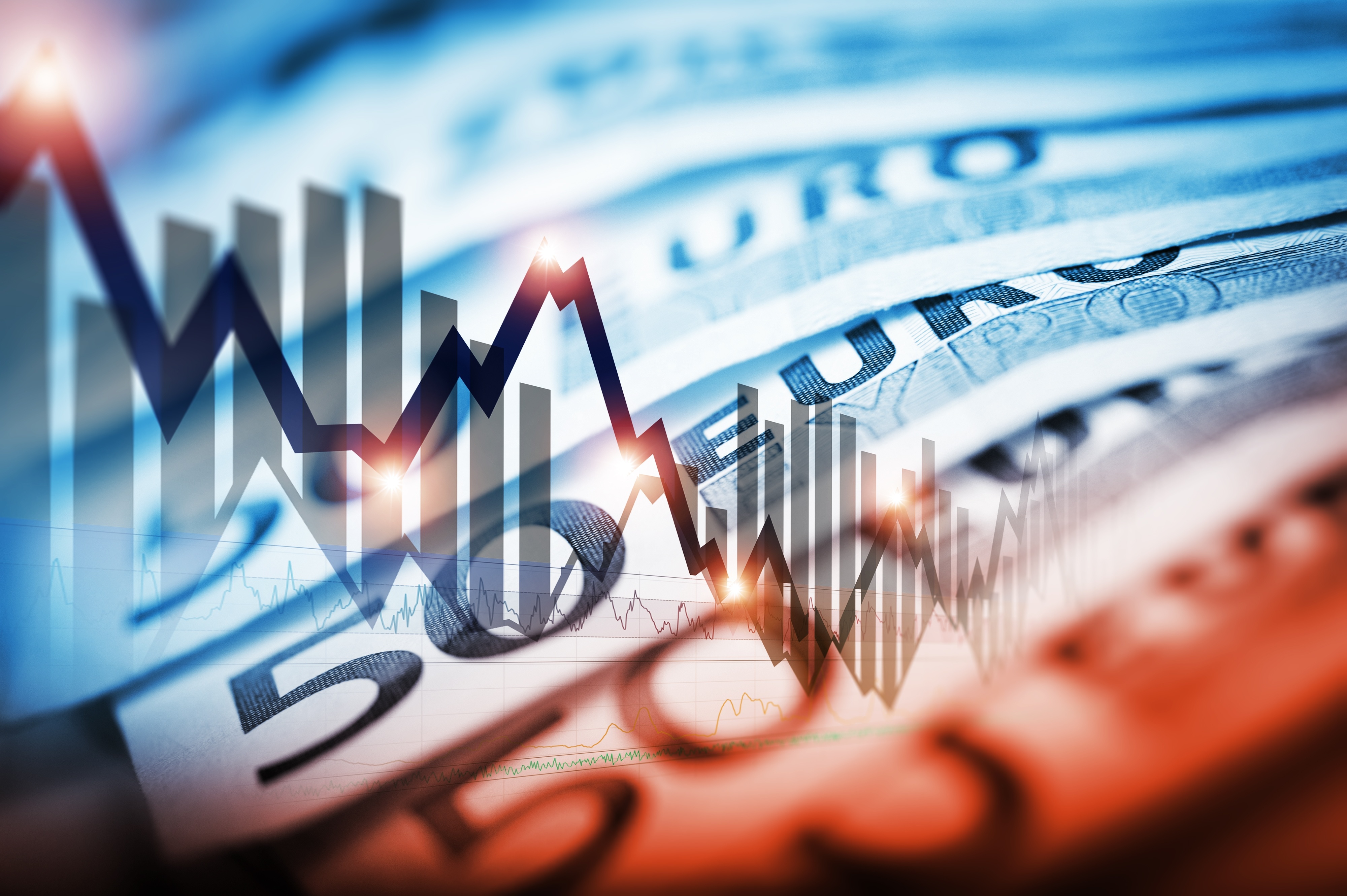 Cursul leu-euro: Analiștii CFA estimează deprecierea cursului la 4,84 lei/euro în 12 luni