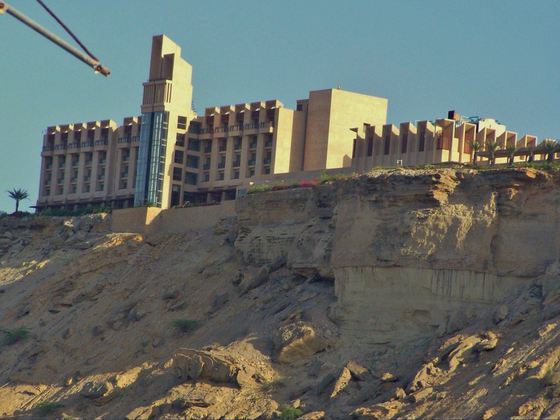 Atac armat într-un hotel de cinci stele. Cel puțin 70 de persoane au fost prinse înăuntru