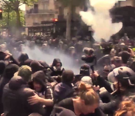 LIVE Proteste violente la Paris de Ziua Internațională a Muncii: Sute de persoane au fost reținute și peste 12.500 au fost percheziționate