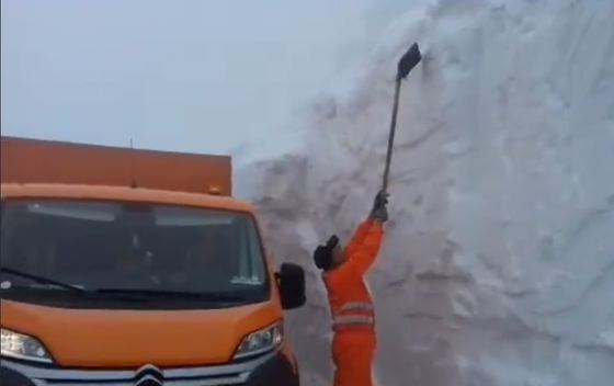 Nămeți de PATRU metri pe Transalpina. Drumarii intervin cu utilaje de deszăpezire | VIDEO