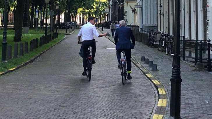 Situatie de neconceput pentru români. Doi premieri, pe bicicletă, într-o întâlnire oficială