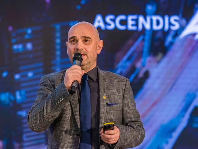 "Se idealizează ideea de muncă în echipă. Doar liderii slabi au un exces de mesaje prin care vor să îi facă pe angajați să se simtă ca în familie"