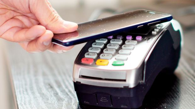 Nu mai ai nevoie de 100 de carduri, le ai deja în iPhone: Apple Pay s-a lansat oficial de astăzi în România și alte 15 țări europene, și permite plata direct pe telefonul mobil