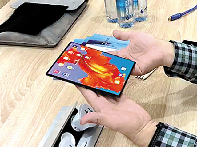 Huawei amână lansarea modelului cu ecran pliabil Mate X până în luna septembrie. Cum va arăta modelul și ce sistem de operare va utiliza. VIDEO
