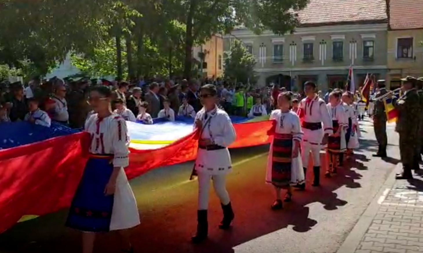 Eveniment unic în România: Paradă cu 24 de steaguri istorice, la Bistrița