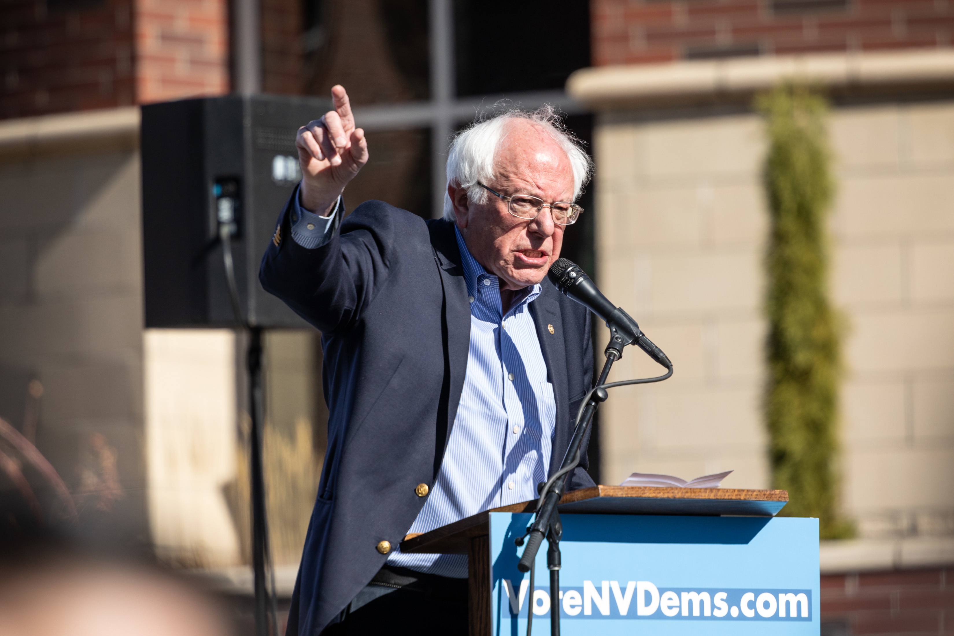 Cum își propune candidatul american la prezidențiale Bernie Sanders să șteargă datorii studențești de 1.600 miliarde dolari cu o nouă taxă pe Wall Street