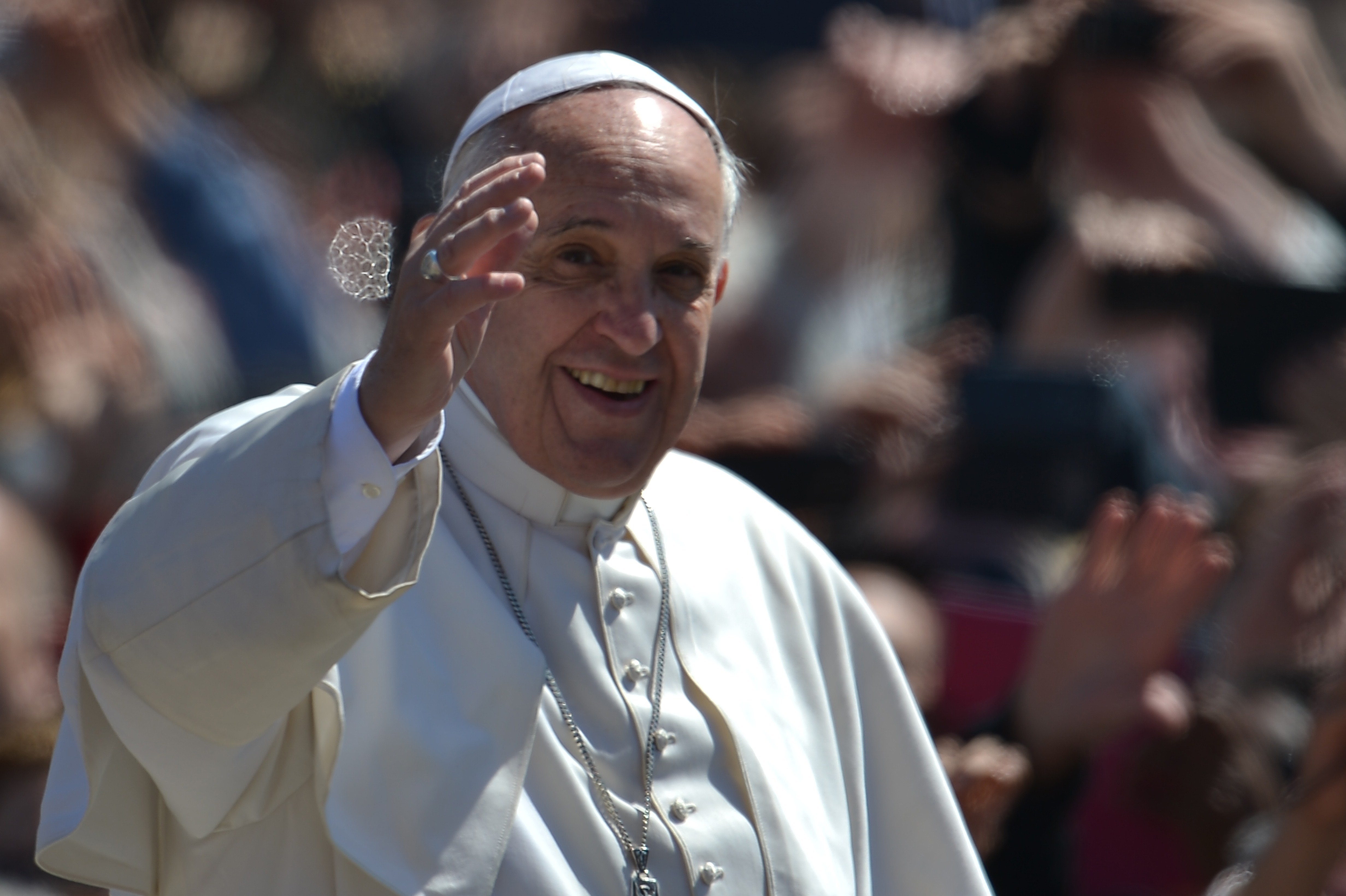 Papa Francisc a recitat din Eminescu și a salutat mulțimea în limba română, la Iași