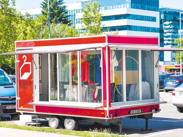 Anca și Vlad Țurcanu au lăsat domeniul financiar pentru un magazin mobil de haine unde așteaptă 30 de corporatiști pe zi
