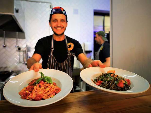 Cu o investiție proprie de 100.000 euro, trei tineri din Cluj au făcut 250.000 euro în primul an de activitate cu un restaurant de paste. „Într-o zi servim în medie 200 de porții de paste.“